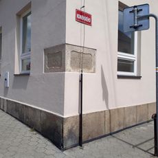 Památník na budově školy v Soběslavi