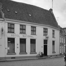 Breed pand met zadeldak tussen puntgevels