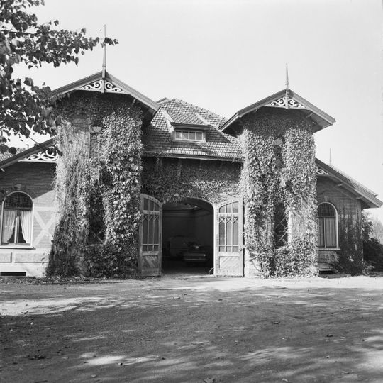 Zwaanwijck: voormalig koetshuis met twee dienstwoningen