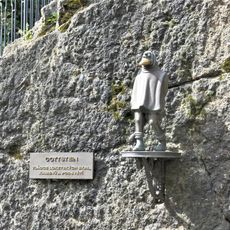 Soška skřítka Gottsteina na nádvoří hradu Loket