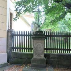 Kříž u vstupu do areálu kaple Narození Panny Marie v České Kamenici