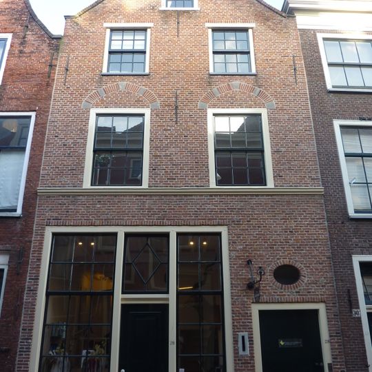 Pand met tuitgevel. Tudorbogen boven vensters op tweede verdieping