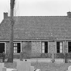 Pand onder schilddak met hoekschoorstenen