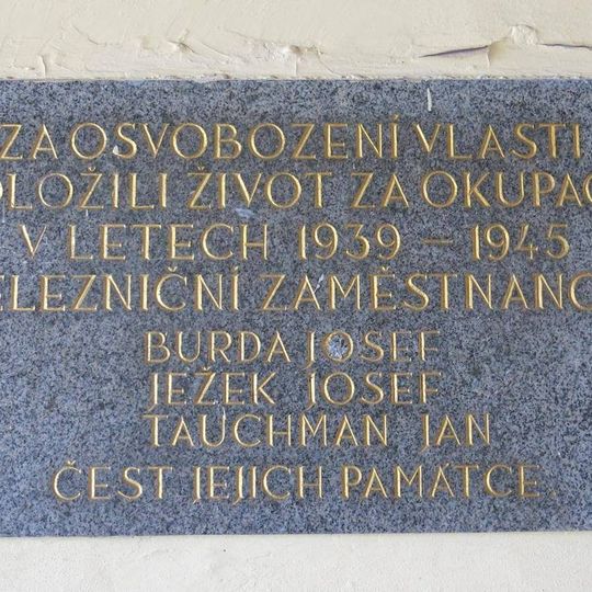 Pamětní deska obětem okupace 1939-45 na nádraží ve Staré Pace