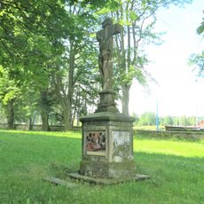 Kříž u kostela ve Starých Křečanech