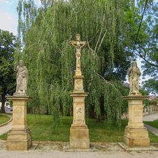 Kříž v Olšanech za kostelem