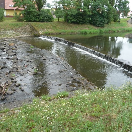 Lubina weir between railway station and footbridge