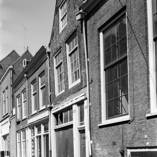 Pand met tot puntgevel gewijzigde trapgevel met schuiframen