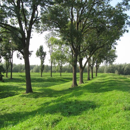Bastion II. Hol bastion met gracht voor de linkerface ter breedte van ca. 40 meter en grotendeels gedempte gracht voor de rechterface ter breedte van ca. 40 meter.