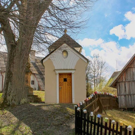 Kaple v Hartíkově na návsi