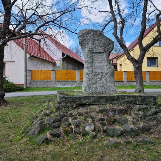 Pomník obětem I. světové války na návsi v Levíně
