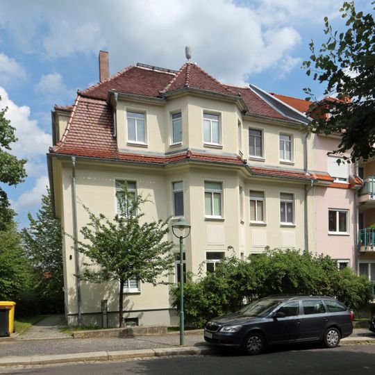 Mietshaus in halboffener Bebauung Henselstraße 8