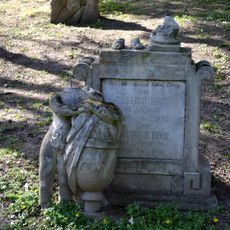 Ev. cintorín Kozia brána, náhrobník so sochou