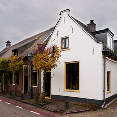 Pand met gepleisterde topgevel