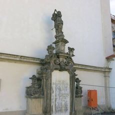 Socha Panny Marie u severní zdi kostela Nanebevzetí v klášteře v Oseku