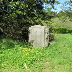 Pomník nejasného účelu u rozcestí k Prezidentské chatě v Bedřichově