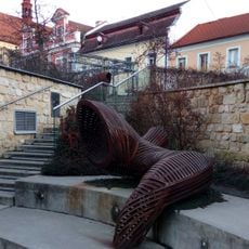 Kovová plastika u vstupu do podzemí v Mladé Boleslavi