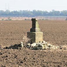 Kříž v poli u silnice severovýchodně od Skupic