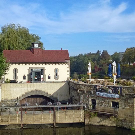 Turbinenhaus als Nachfolgebau der von 1699 bis 1928 bestehenden Vierradenmühle, mit Kaplanturbine und allen Wehranlagen, dazu polygonales Bollwerk zwischen Fluss und Mühlgraben, mit Umgang und Mole Hotherstraße 21