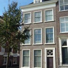 Pand met eenvoudige Lodewijk XIV gevel met rechte kroonlijst