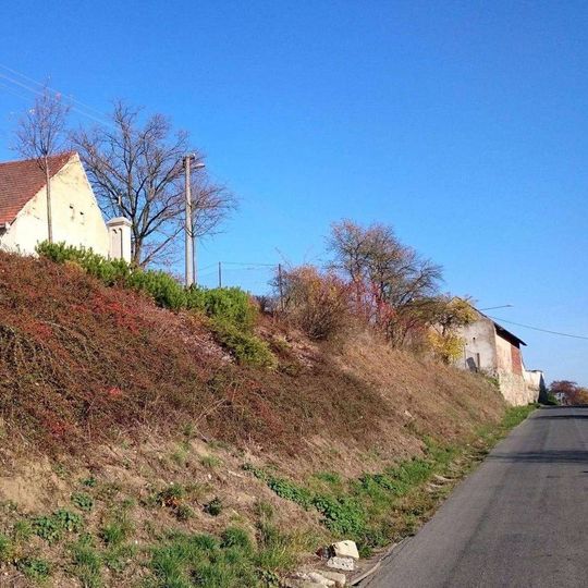 Kříž v Lišicích na svahu