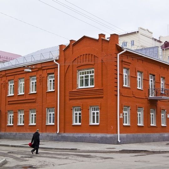 Двухэтажное кирпичное здание стиля «Модерн»