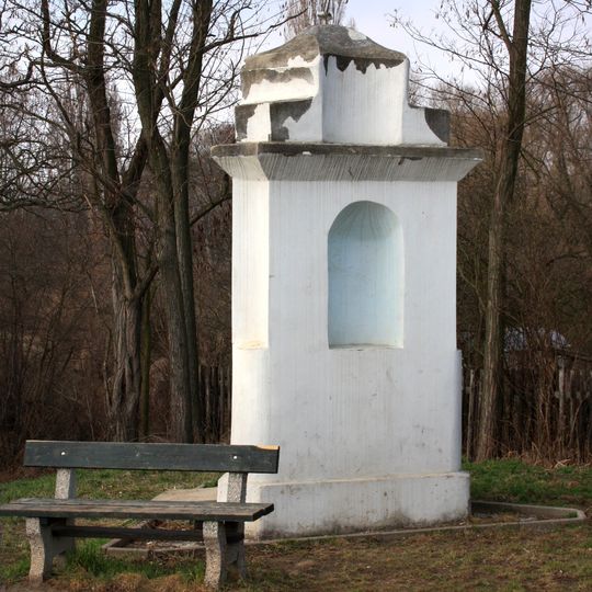 Kaplička na rozcestí u školy v Chlumíně