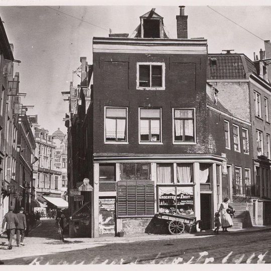 Huis met latere gevel onder ingezwenkte punttop