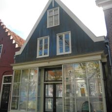 Eenvoudig huis onder hoge steile kap