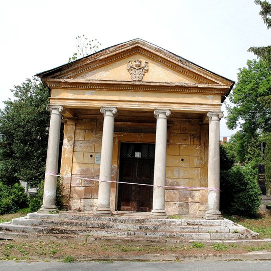 Cintorín sv. Rozálie, hrobka s erbom