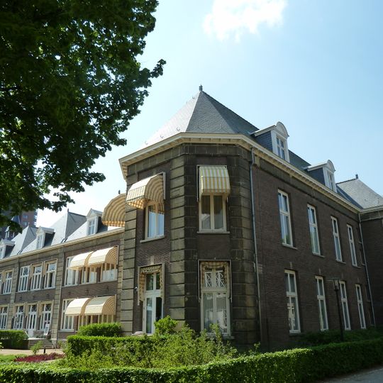 Kliniek naast Vroedvrouwenschool