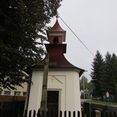 Kříž před kaplí v Komorovicích