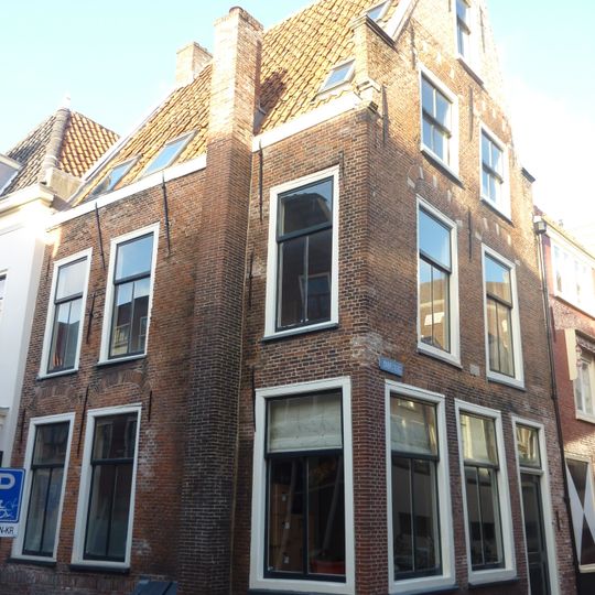 Pand met topgevel met venstertogen en gevelanker