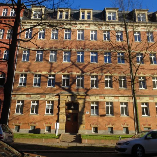 Mietshaus in geschlossener Bebauung mit Vorgarten Klarastraße 34