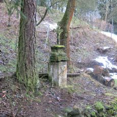 Kříž v zahradě domu 39 v Malé Veleni