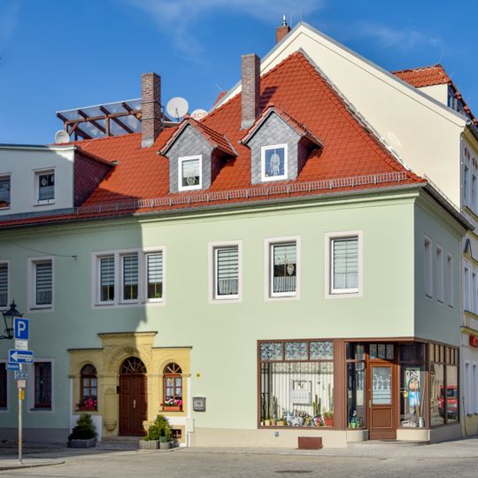 Wohnhaus in Ecklage und in geschlossener Bebauung Neumarkt 11