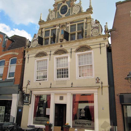 Huis met natuurstenen topgevel in rijke Vlaams-Noordduitse renaissancetrant