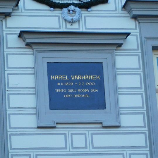 Pamětní deska Karla Varhánka na domě Husovo náměstí 39 v Polné