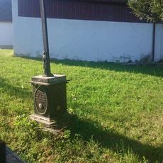 Kříž v Novém Bozděchově v zahradě