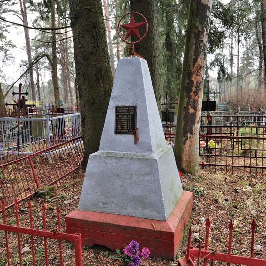 Братская могила летчиков, погибших при выполнении боевого задания при аварии самолета 29 июня 1943 г.