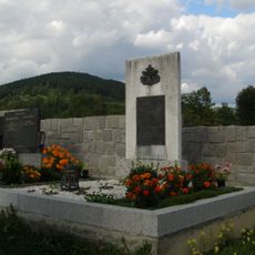 Společný hrob a pomník partyzánů