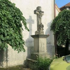 Kříž u kostela svaté Barbory v Hrobu