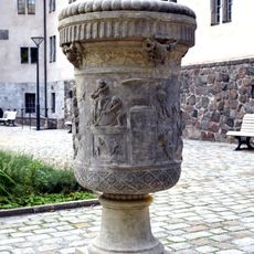 Große vasenähnliche Skulptur.