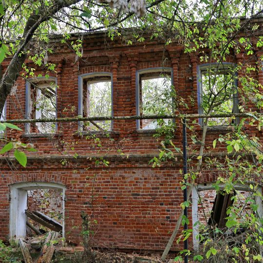 Жилой дом с лавкой