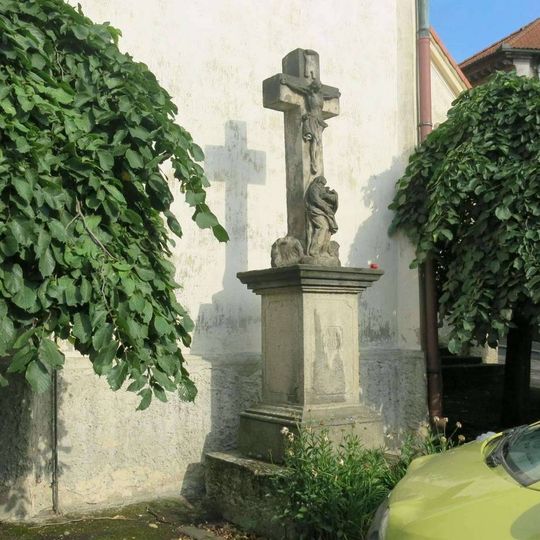 Kříž u kostela svaté Barbory v Hrobu