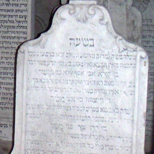 Hrob S Náhrobníkom