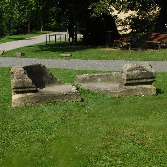 Fragment kašny před hradem v Malenovicích