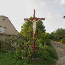Dřevěný kříž v Postřelmůvku na rozcestí