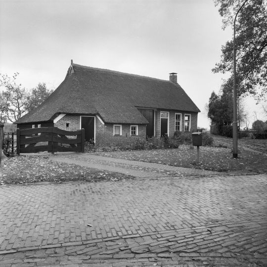 Boerderij met zijbaander onder rieten schilddak