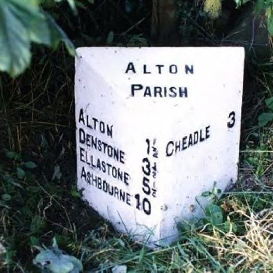 Milepost, near Peakstones Inn, Alton Common